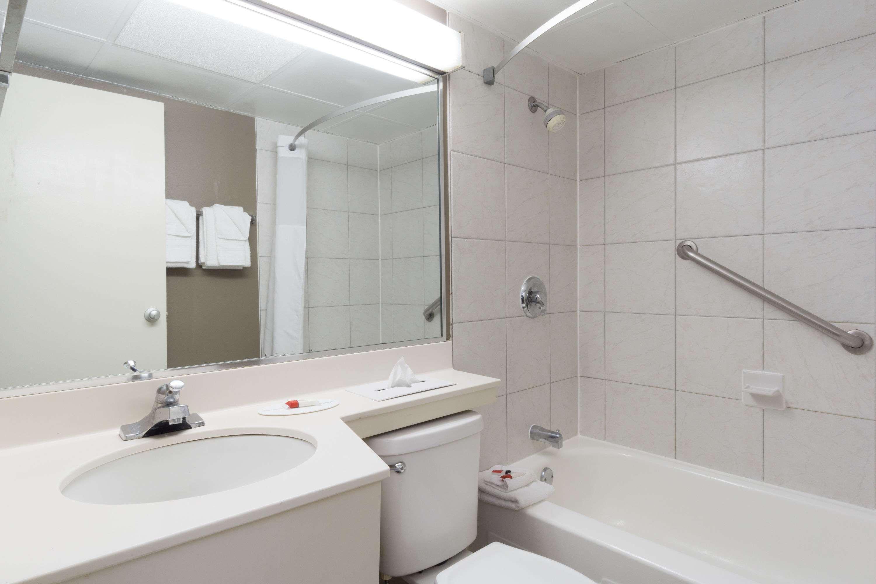 Days Inn By Wyndham Columbus East Airport Esterno foto